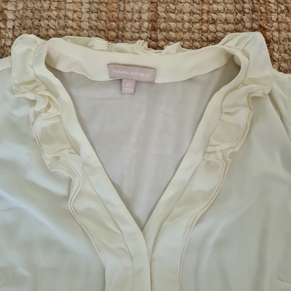 BANANA REPUBLIC silk blend ruffle detail cream blouse size 10 - Picture 3 of 7